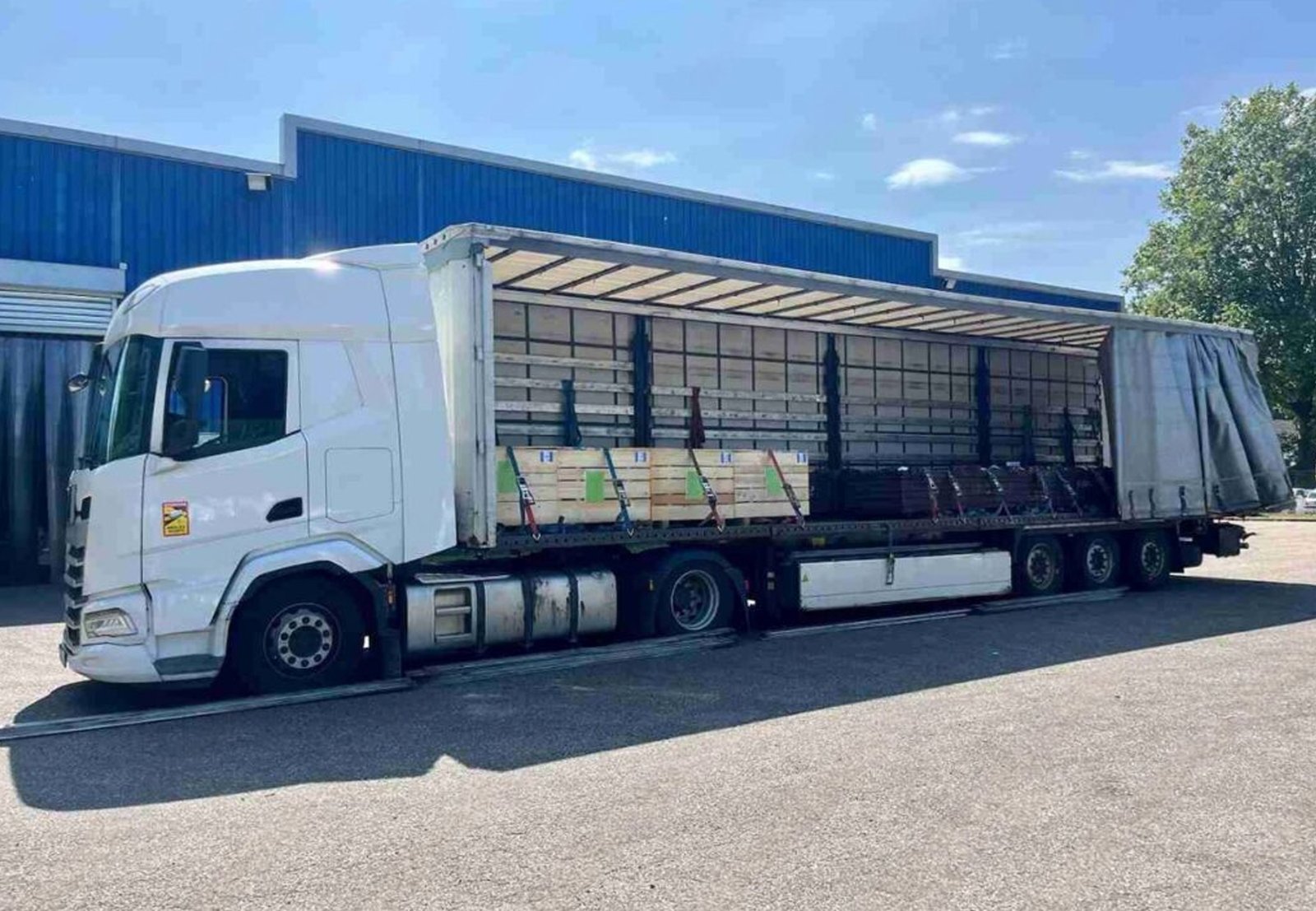 Heavy-Duty Curtain Trailer for Secure & Flexible Cargo Transport